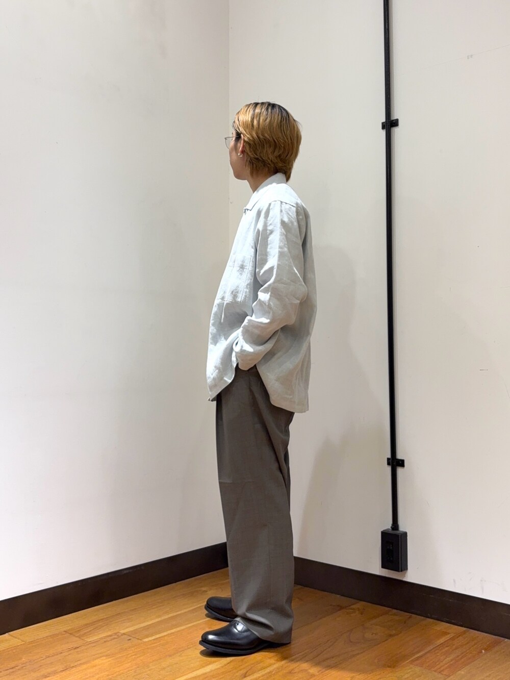 グレー系のその他パンツ、ブラック系のドレスシューズ、ブルー系のその他アウターを着用したメンズの春コーディネートの7枚目の写真