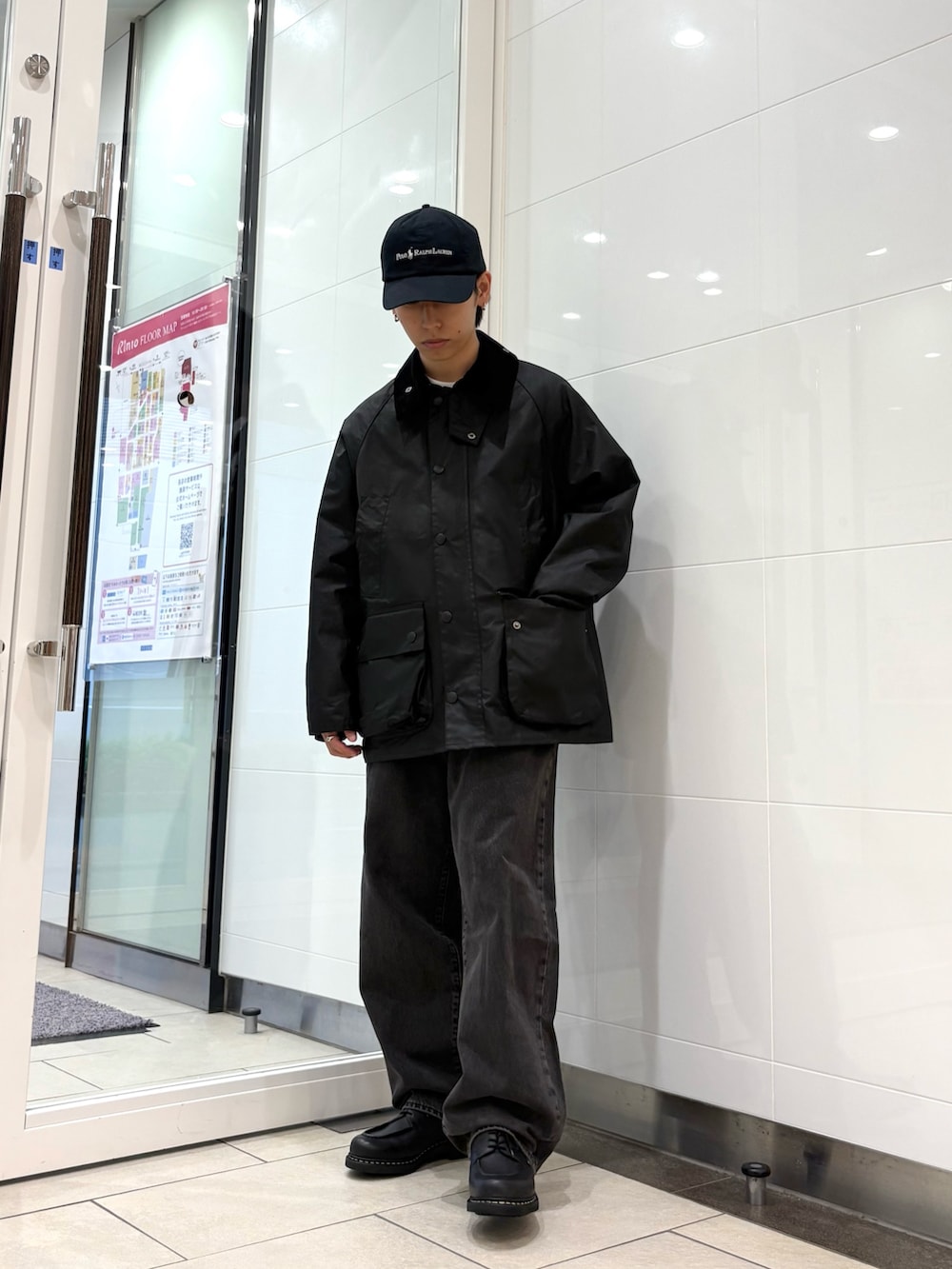 ブラック系のテーラードジャケット、ブラック系のデニムパンツ、ブラック系のドレスシューズを着用したメンズの秋コーディネートの5枚目の写真