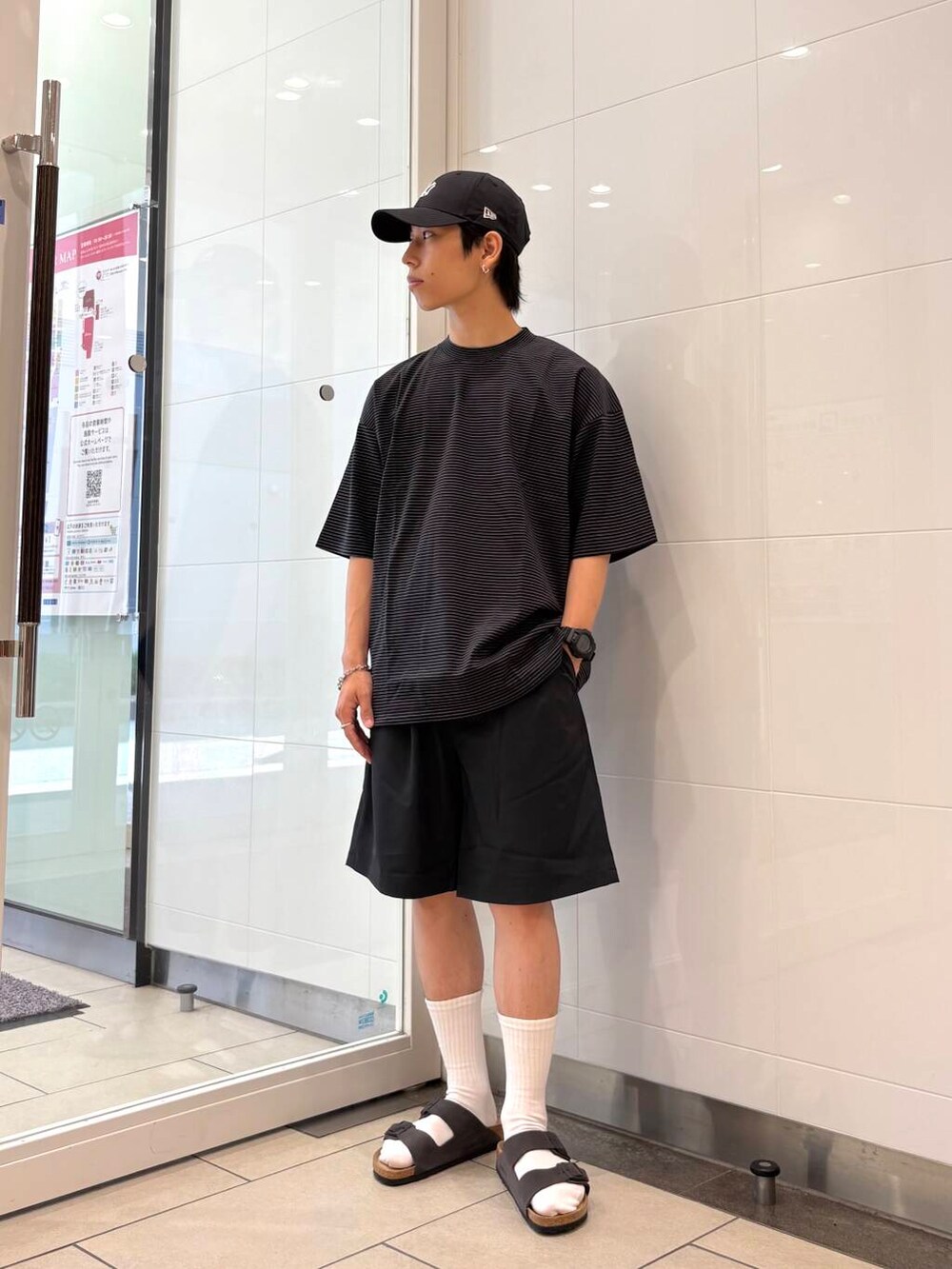 グレー系のサンダル、ブラック系のTシャツ/カットソー、グレー系のその他パンツを着用したメンズの夏コーディネートの2枚目の写真