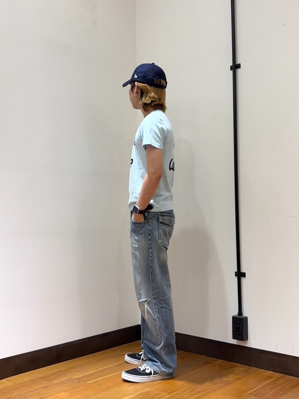 ブルー系のTシャツ/カットソー、ブラック系のスニーカー、ブルー系のキーホルダーを着用したメンズの夏コーディネートの2枚目の写真