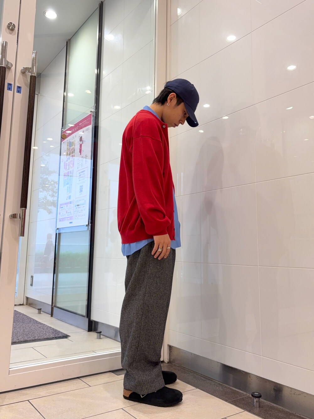 ブラウン系のニット/セーター、ブルー系のシャツ/ブラウス、グレー系のその他パンツを着用したメンズの冬コーディネートの4枚目の写真