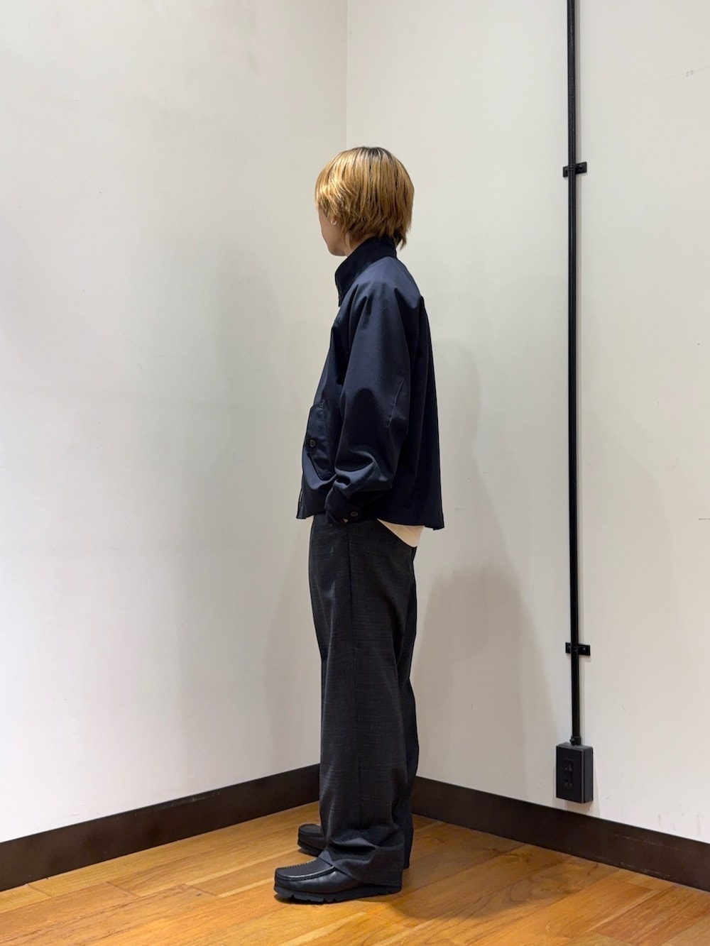 ブルー系のその他アウター、グレー系のその他パンツ、ブラック系のローファーを着用したメンズの春コーディネートの2枚目の写真