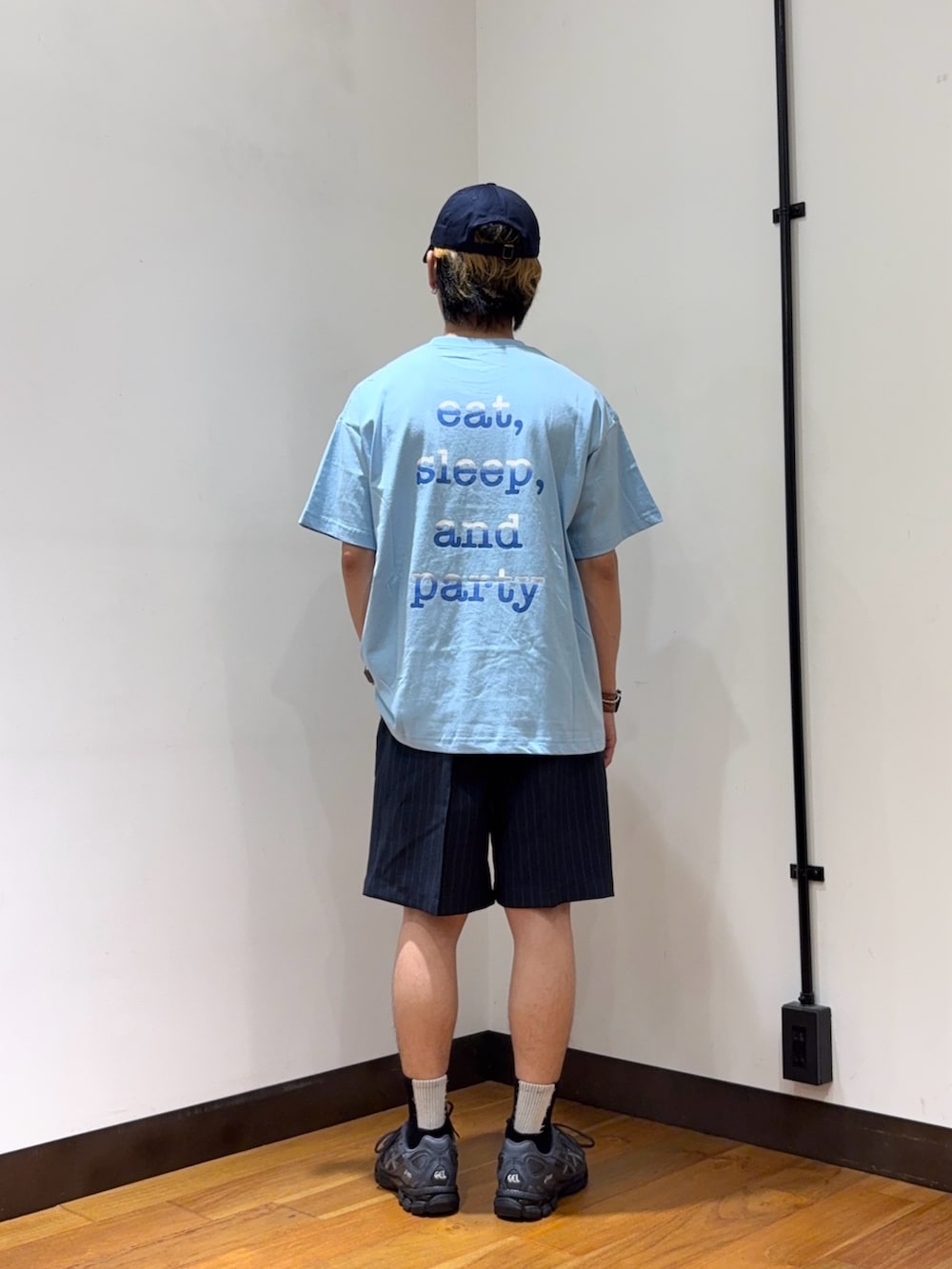 ブルー系のTシャツ/カットソー、ブルー系のその他パンツ、グレー系のスニーカーを着用したメンズの夏コーディネートの3枚目の写真