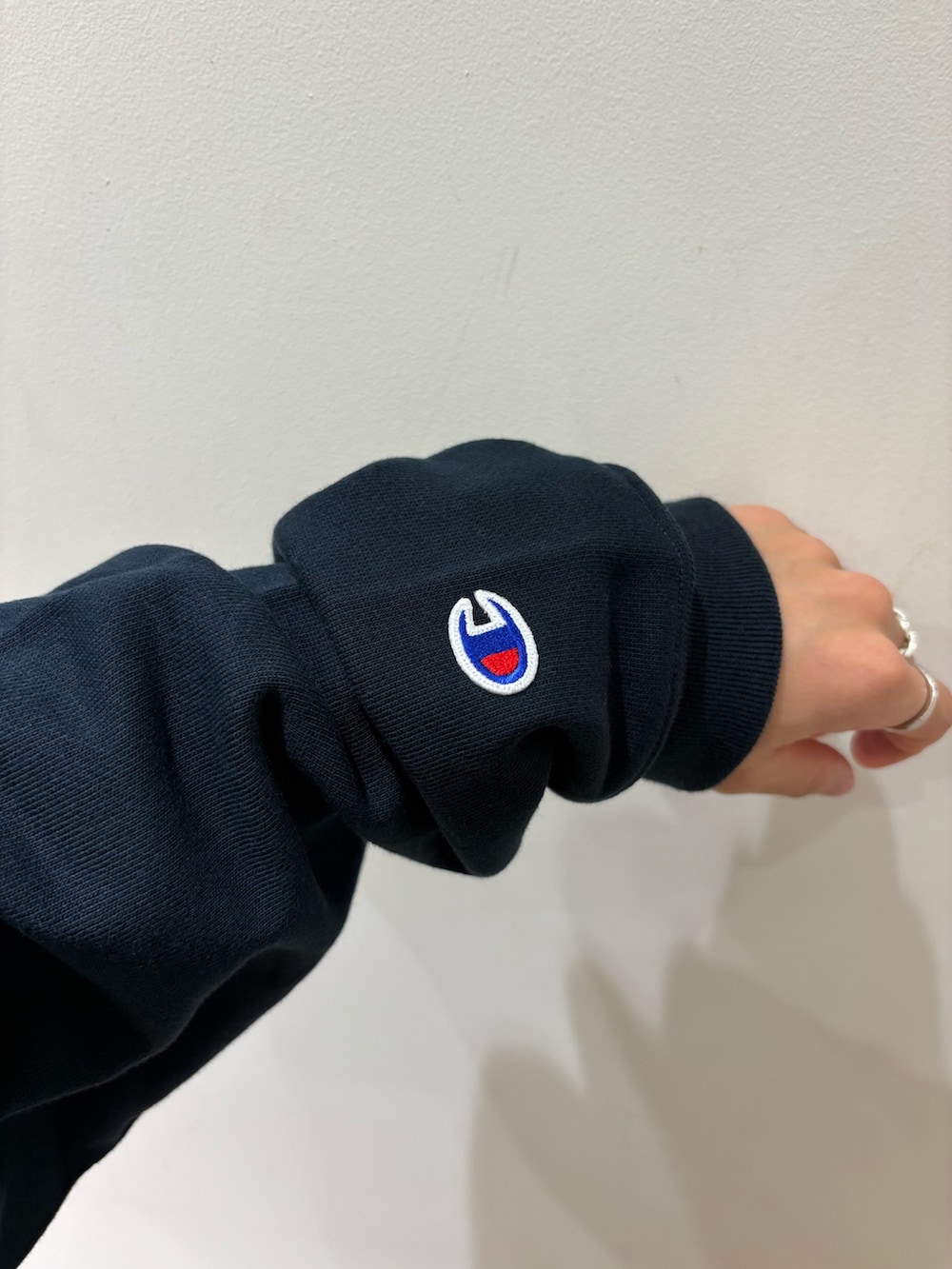 ブルー系のスウェット、ブルー系のその他パンツ、ブラック系のスニーカーを着用したメンズの冬コーディネートの5枚目の写真