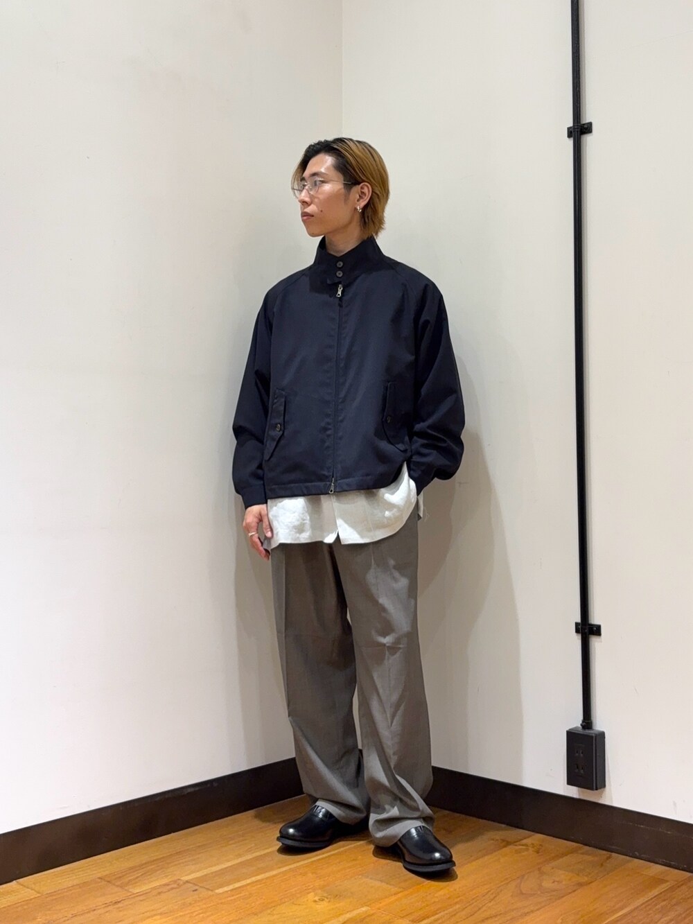 グレー系のその他パンツ、ブラック系のドレスシューズ、ブルー系のその他アウターを着用したメンズの春コーディネートの2枚目の写真