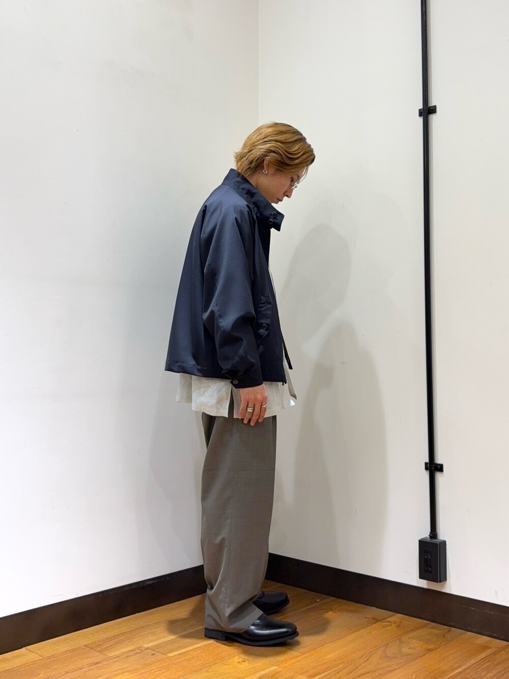 グレー系のその他パンツ、ブラック系のドレスシューズ、ブルー系のその他アウターを着用したメンズの春コーディネートの5枚目の写真