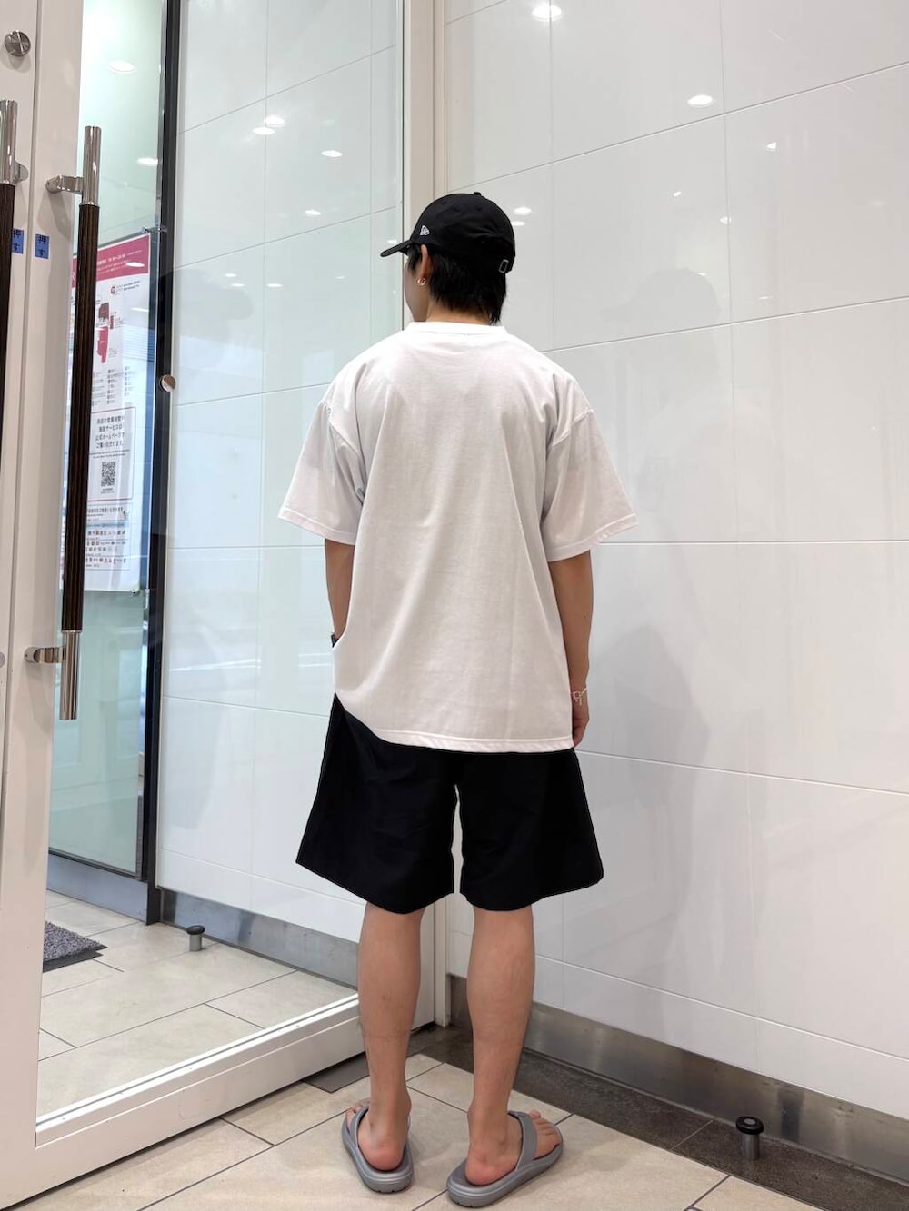「ビッグシルエット、カジュアル、モノトーン、オーバーサイズ、ワントーン、低身長、夏コーデ、20代、ビーチサンダル、サンダルコーデ、シルバーアクセサリー、キャップコーデ、旅行コーデ、アーバンスタイル、暑い」｜「GramicciのGramicci / LOWERCASE　NYLON LOOSE SHORT（その他パンツ、ブラック系）」を使った、オタケさん（メンズ・162cm）の夏コーディネートの3枚目の写真