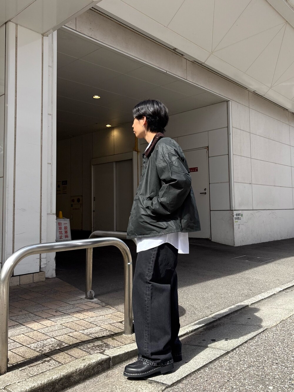 グリーン系のその他アウター、ホワイト系のシャツ/ブラウス、ブラック系のデニムパンツを着用したメンズの秋コーディネートの3枚目の写真