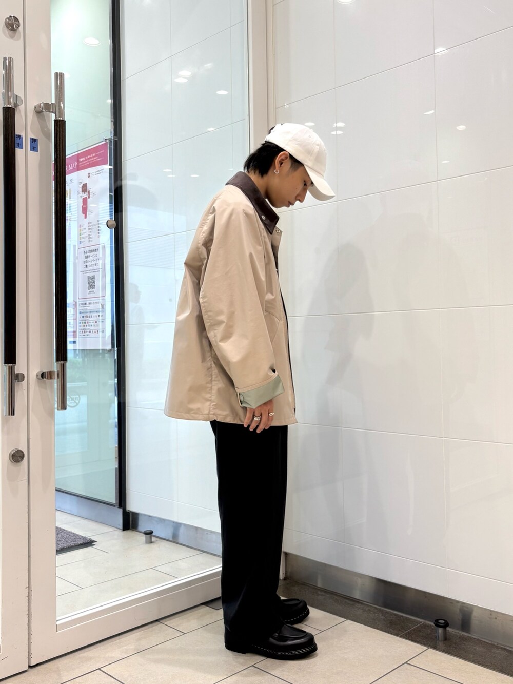 ベージュ系のナイロンジャケット、ブラック系のその他パンツ、ブラック系のその他シューズを着用したメンズの夏コーディネートの4枚目の写真