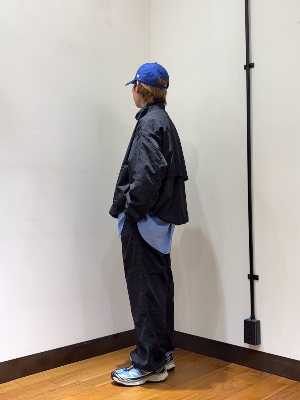 ブラック系のナイロンジャケット、ブルー系のシャツ/ブラウス、ブラック系のその他パンツを着用したメンズの冬コーディネートの2枚目の写真