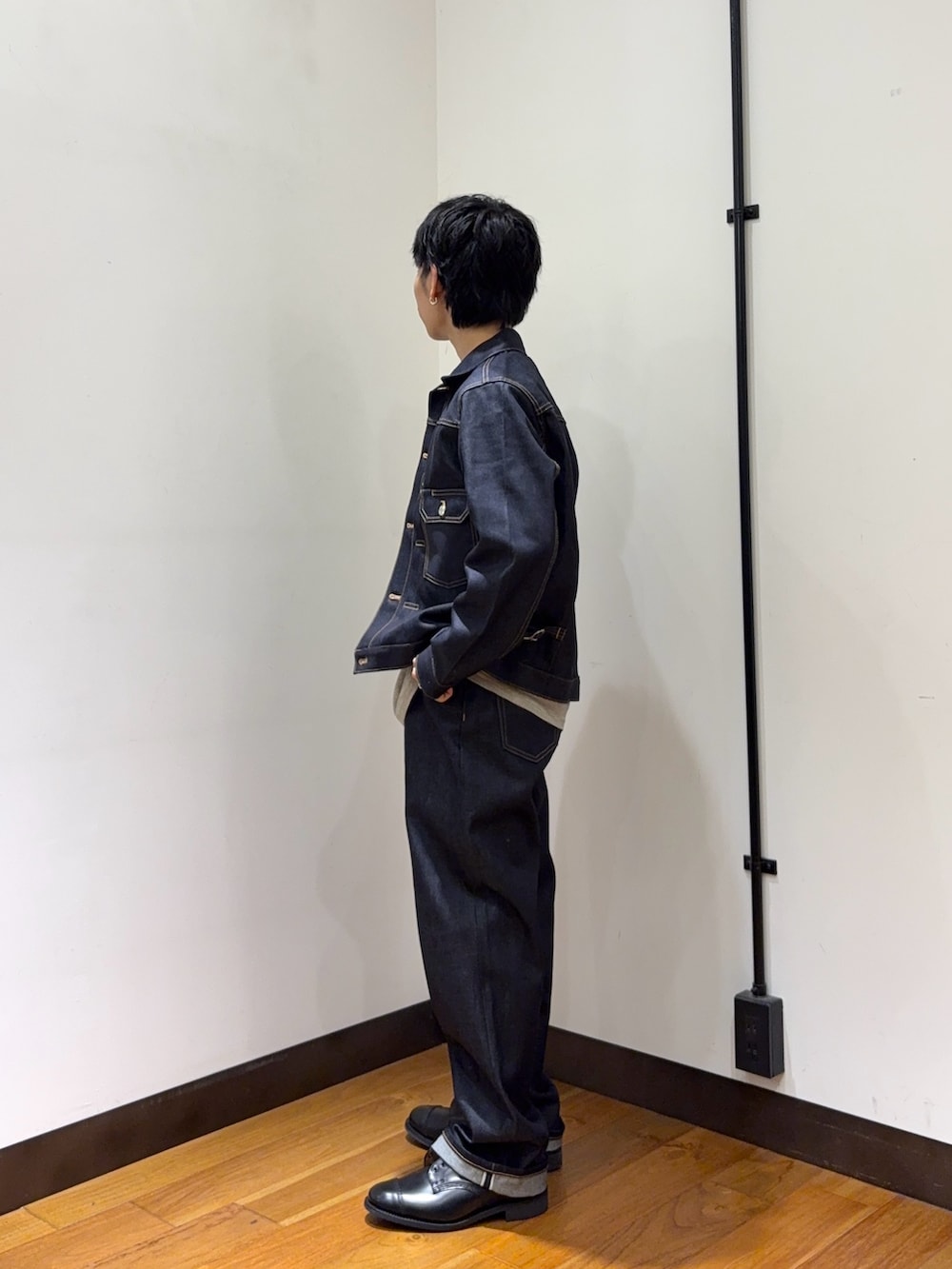 ブルー系のデニムジャケット、ホワイト系のTシャツ/カットソー、ブルー系のデニムパンツを着用したメンズの秋コーディネートの2枚目の写真