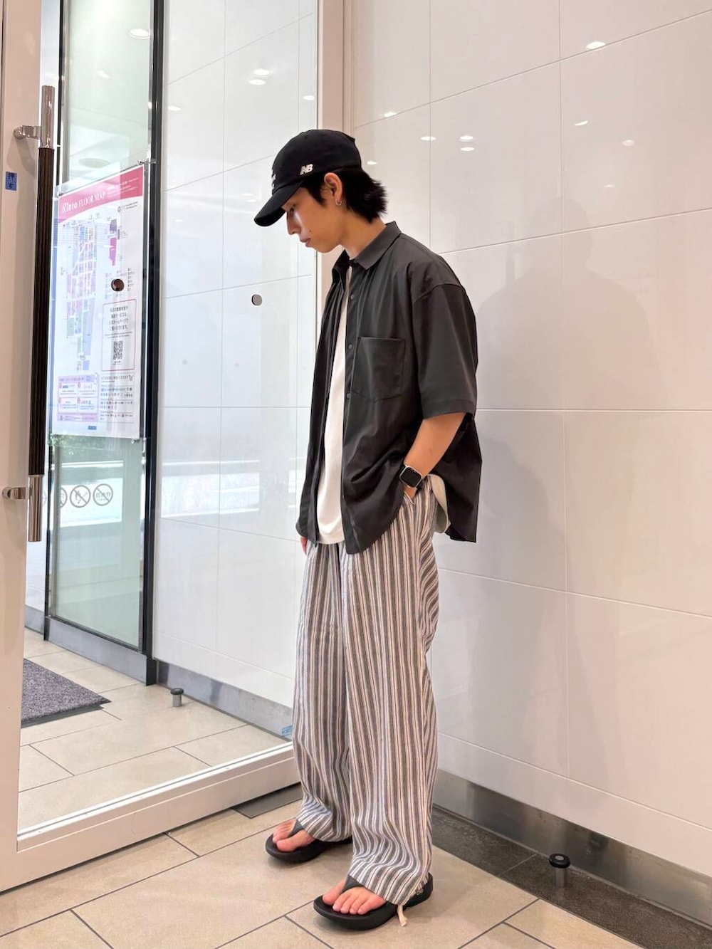 「シャツスタイル、ビッグシルエット、カジュアル、レイヤードスタイル、低身長、夏コーデ、20代、サンダルコーデ、機能性素材、キャップコーデ、アーバンスタイル、freezy、休日リラックススタイル、一枚で決まるtシャツ」|「OOFOSのOOFOS Ooriginal(サンダル、ブラック系)」を使った、オタケさん(メンズ・162cm)の夏コーディネートの2枚目の写真