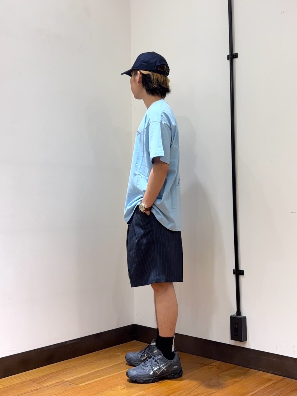 ブルー系のTシャツ/カットソー、ブルー系のその他パンツ、グレー系のスニーカーを着用したメンズの夏コーディネートの2枚目の写真