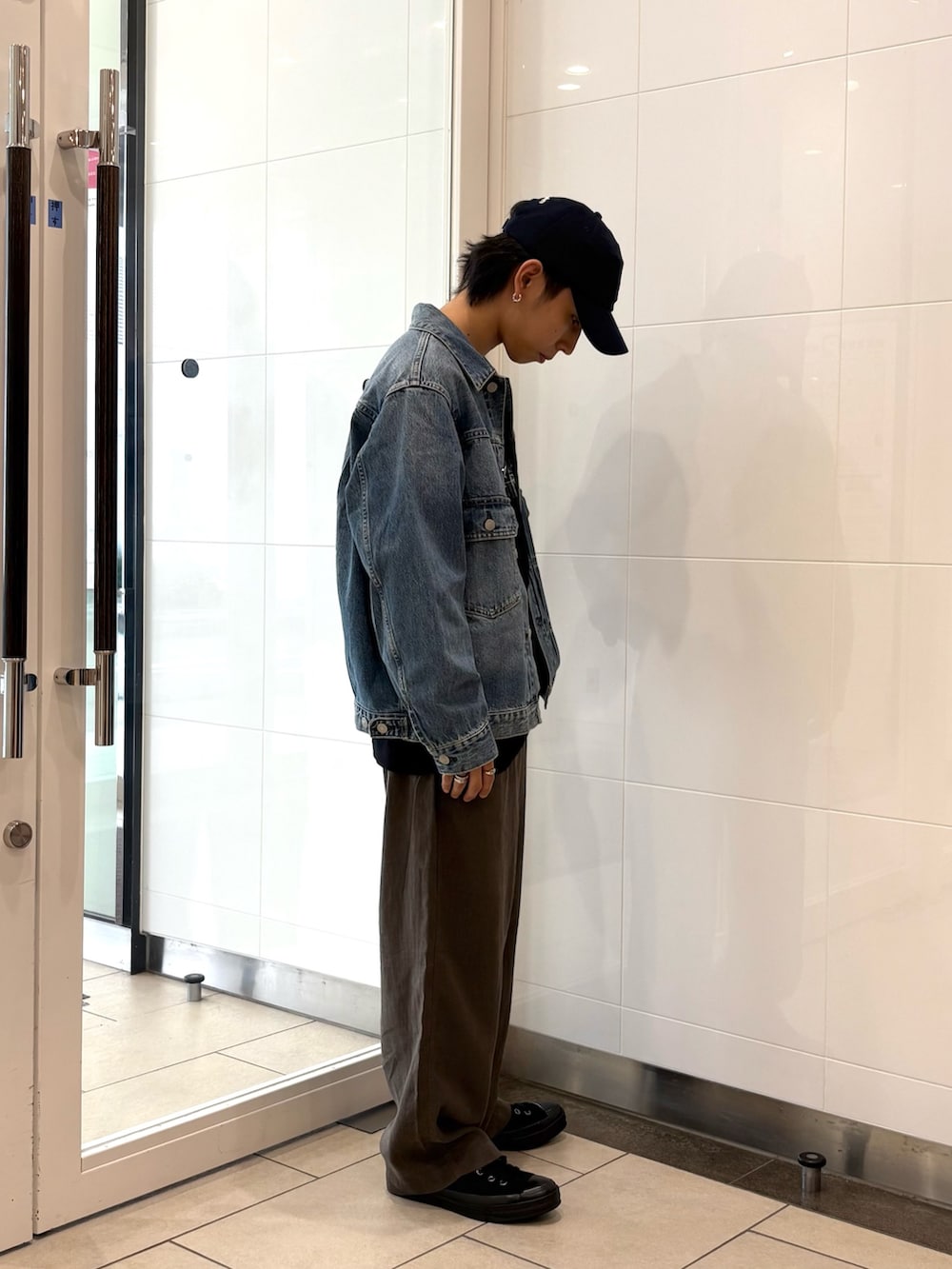 「今から使える秋の先取りコーデ、季節の変わり目羽織コーデ、newarrival、私のイチ推しブランド、ここでしか手に入らない別注アイテム、暑い、新作スニーカーコーデ、デニム、別注アイテム、初秋のパンツスタイル、新作デニムコーデ、秋服準備はじめました、旅行コーデ、帰省コーデ、アメカジ」|「URBAN RESEARCHの13.5oz DENIM TYPE 2nd JACKET(デニムジャケット、ブルー系)」を使った、オタケさん(メンズ・162cm)の夏コーディネートの4枚目の写真