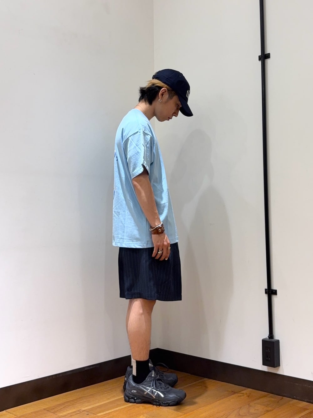 ブルー系のTシャツ/カットソー、ブルー系のその他パンツ、グレー系のスニーカーを着用したメンズの夏コーディネートの4枚目の写真