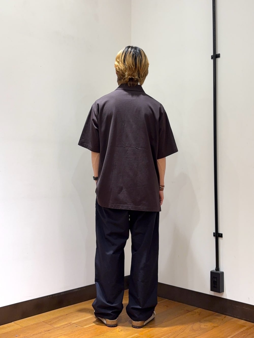 ブラウン系のシャツ/ブラウス、ブルー系のその他パンツ、ベージュ系のサンダルを着用したメンズの春コーディネートの3枚目の写真