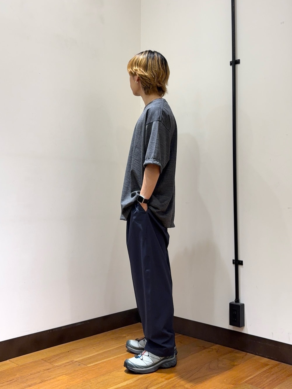 グレー系のTシャツ/カットソー、ブルー系のその他パンツ、グレー系のスニーカーを着用したメンズの春コーディネートの2枚目の写真