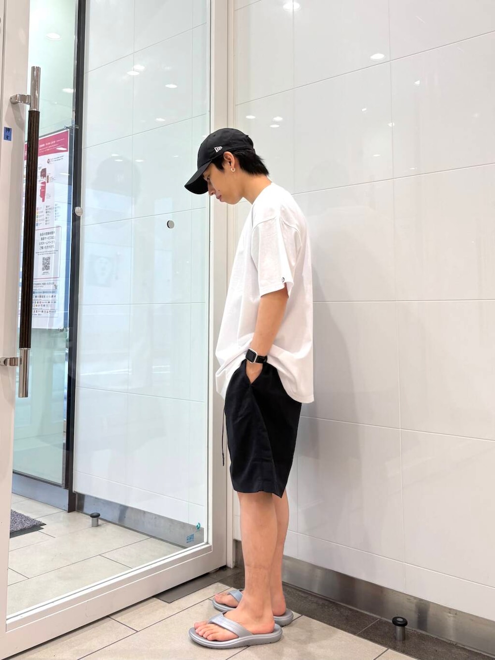 「ビッグシルエット、カジュアル、モノトーン、オーバーサイズ、ワントーン、低身長、夏コーデ、20代、ビーチサンダル、サンダルコーデ、シルバーアクセサリー、キャップコーデ、旅行コーデ、アーバンスタイル、暑い」｜「GramicciのGramicci / LOWERCASE　NYLON LOOSE SHORT（その他パンツ、ブラック系）」を使った、オタケさん（メンズ・162cm）の夏コーディネートの2枚目の写真