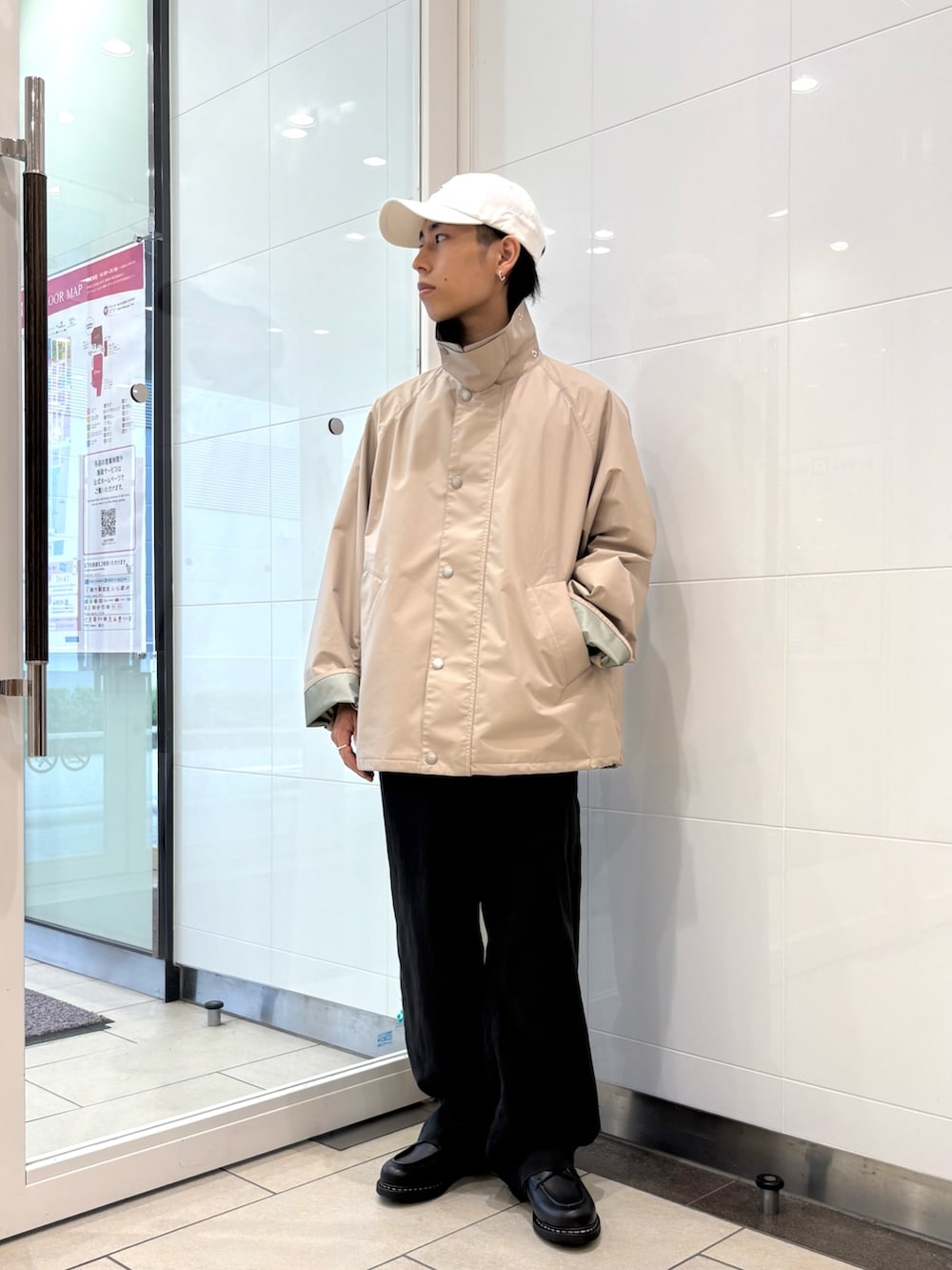 ベージュ系のナイロンジャケット、ブラック系のその他パンツ、ブラック系のその他シューズを着用したメンズの夏コーディネートの5枚目の写真