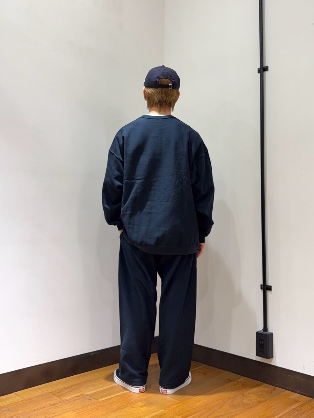 ブルー系のスウェット、ブルー系のその他パンツ、ブラック系のスニーカーを着用したメンズの冬コーディネートの3枚目の写真