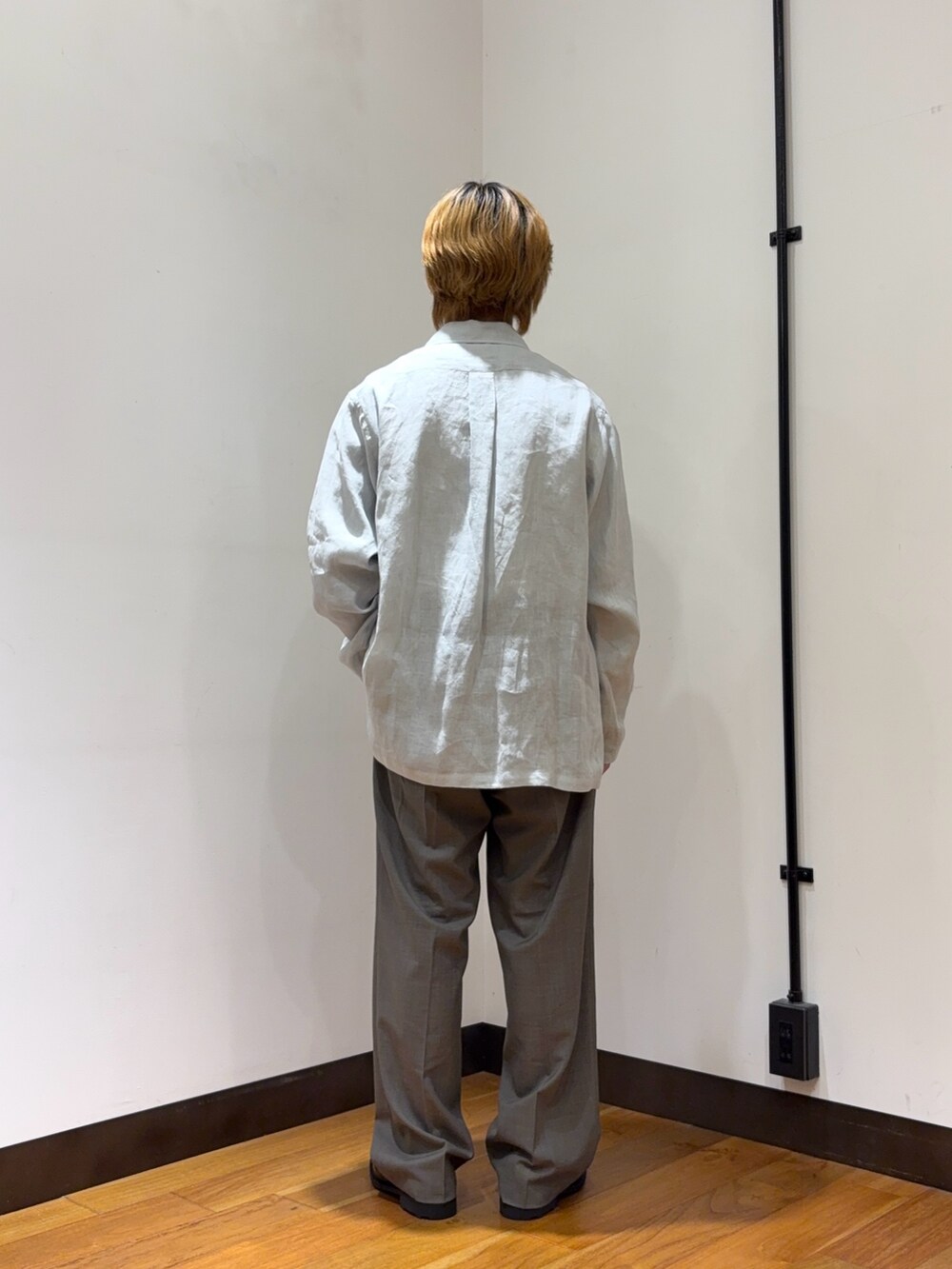グレー系のその他パンツ、ブラック系のドレスシューズ、ブルー系のその他アウターを着用したメンズの春コーディネートの8枚目の写真