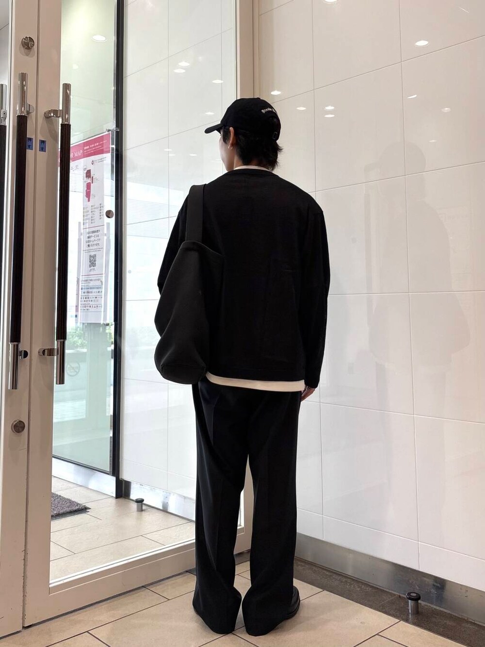 ブラック系のトートバッグ、ブラック系のニット/セーター、ブラック系のその他パンツを着用したメンズの夏コーディネートの3枚目の写真
