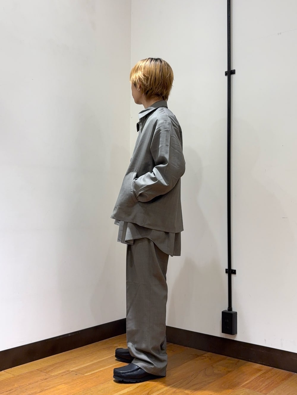 グレー系のブルゾン、グレー系のシャツ/ブラウス、グレー系のその他パンツを着用したメンズの春コーディネートの2枚目の写真