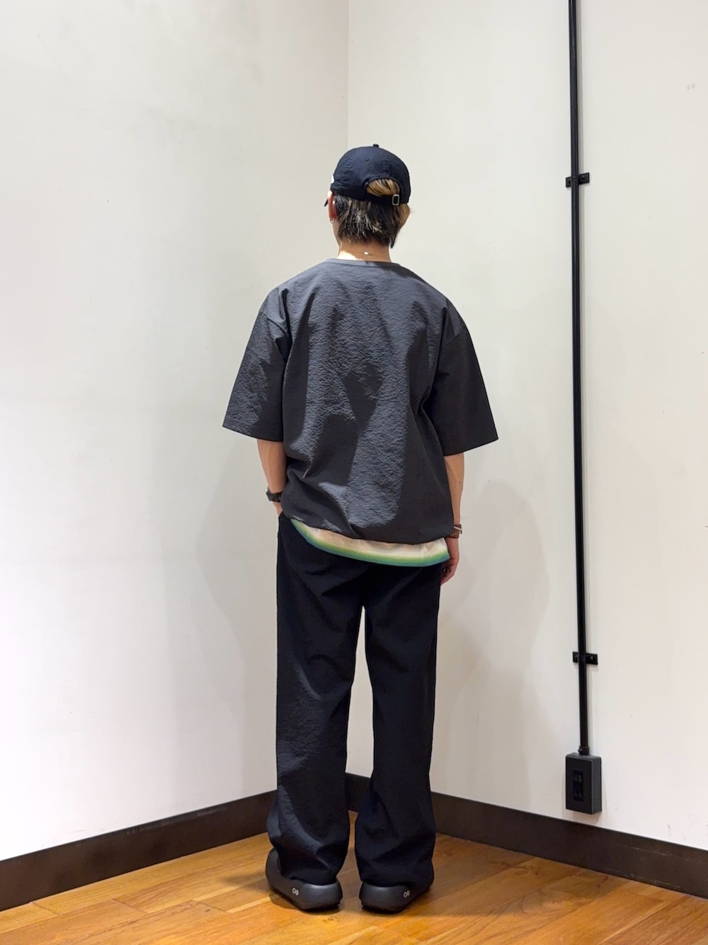 グレー系のTシャツ/カットソー、ホワイト系のTシャツ/カットソー、ブラック系のその他パンツを着用したメンズの夏コーディネートの3枚目の写真