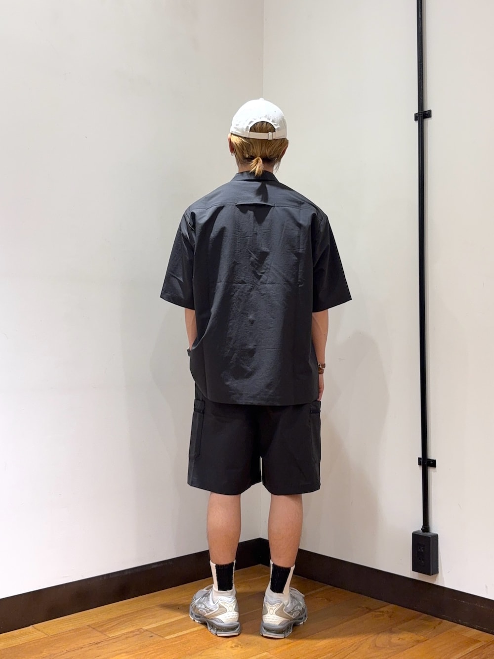 グレー系のシャツ/ブラウス、グレー系のその他パンツ、ホワイト系のキャップを着用したメンズの春コーディネートの3枚目の写真
