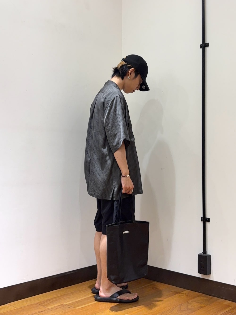 ブラック系のシャツ/ブラウス、その他のTシャツ/カットソー、ブラック系のその他パンツを着用したメンズの夏コーディネートの5枚目の写真