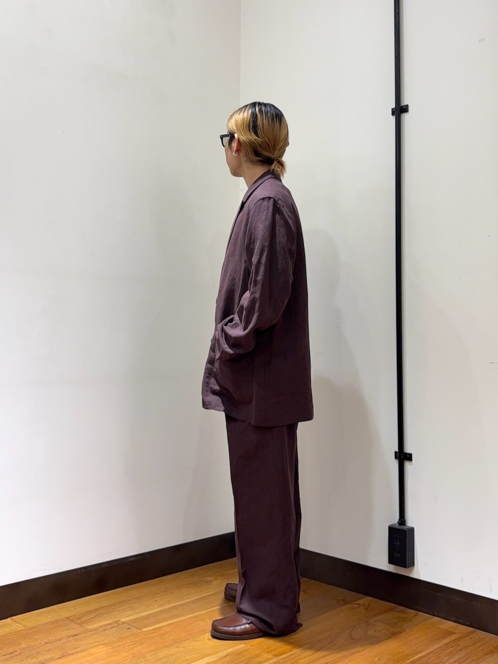 ブラウン系のその他パンツ、ブラウン系のローファー、ブラウン系のその他アウターを着用したメンズの春コーディネートの2枚目の写真