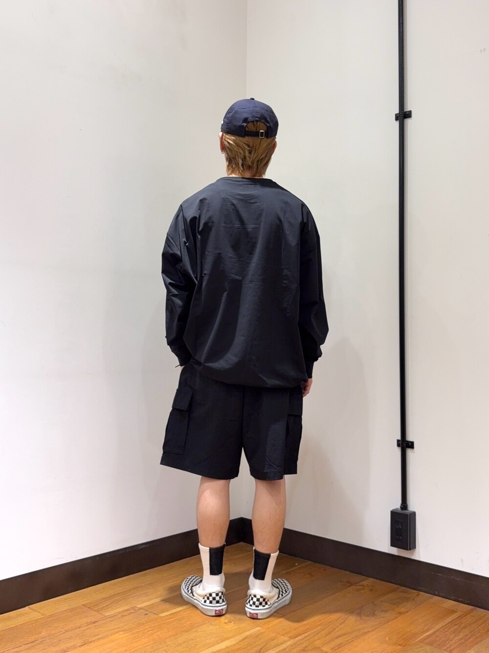 ブラック系のTシャツ/カットソー、ブラック系のその他パンツ、ホワイト系のソックス/靴下を着用したメンズの春コーディネートの3枚目の写真