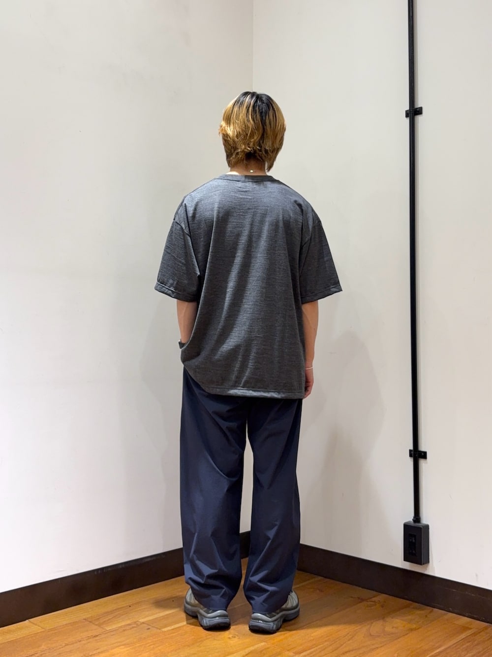 グレー系のTシャツ/カットソー、ブルー系のその他パンツ、グレー系のスニーカーを着用したメンズの春コーディネートの3枚目の写真