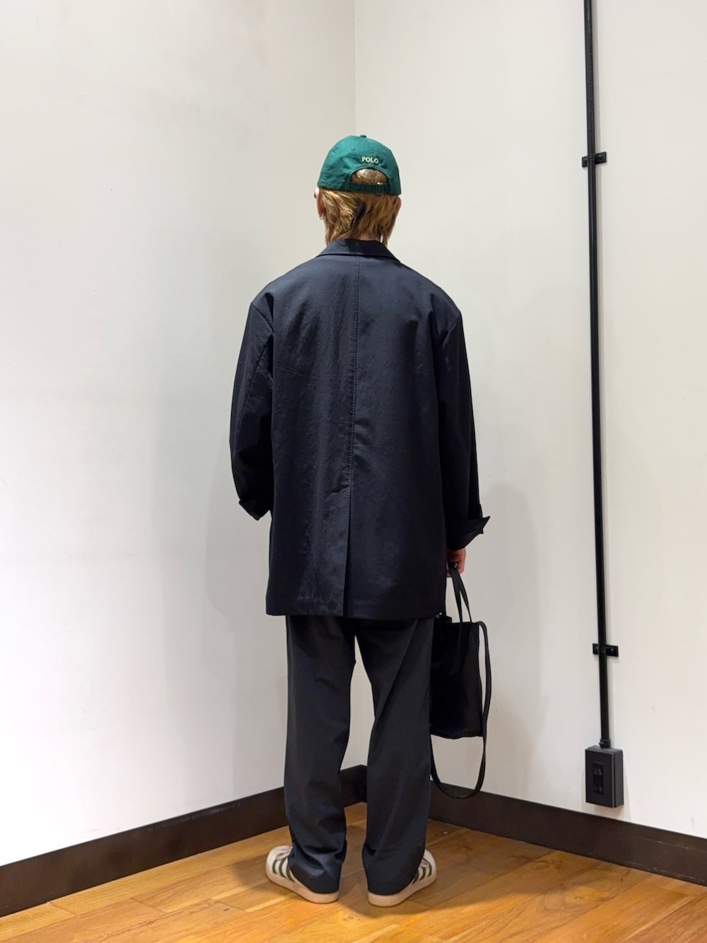 ブラック系のその他アウター、ブラック系のTシャツ/カットソー、ブラック系のその他パンツを着用したメンズの春コーディネートの3枚目の写真