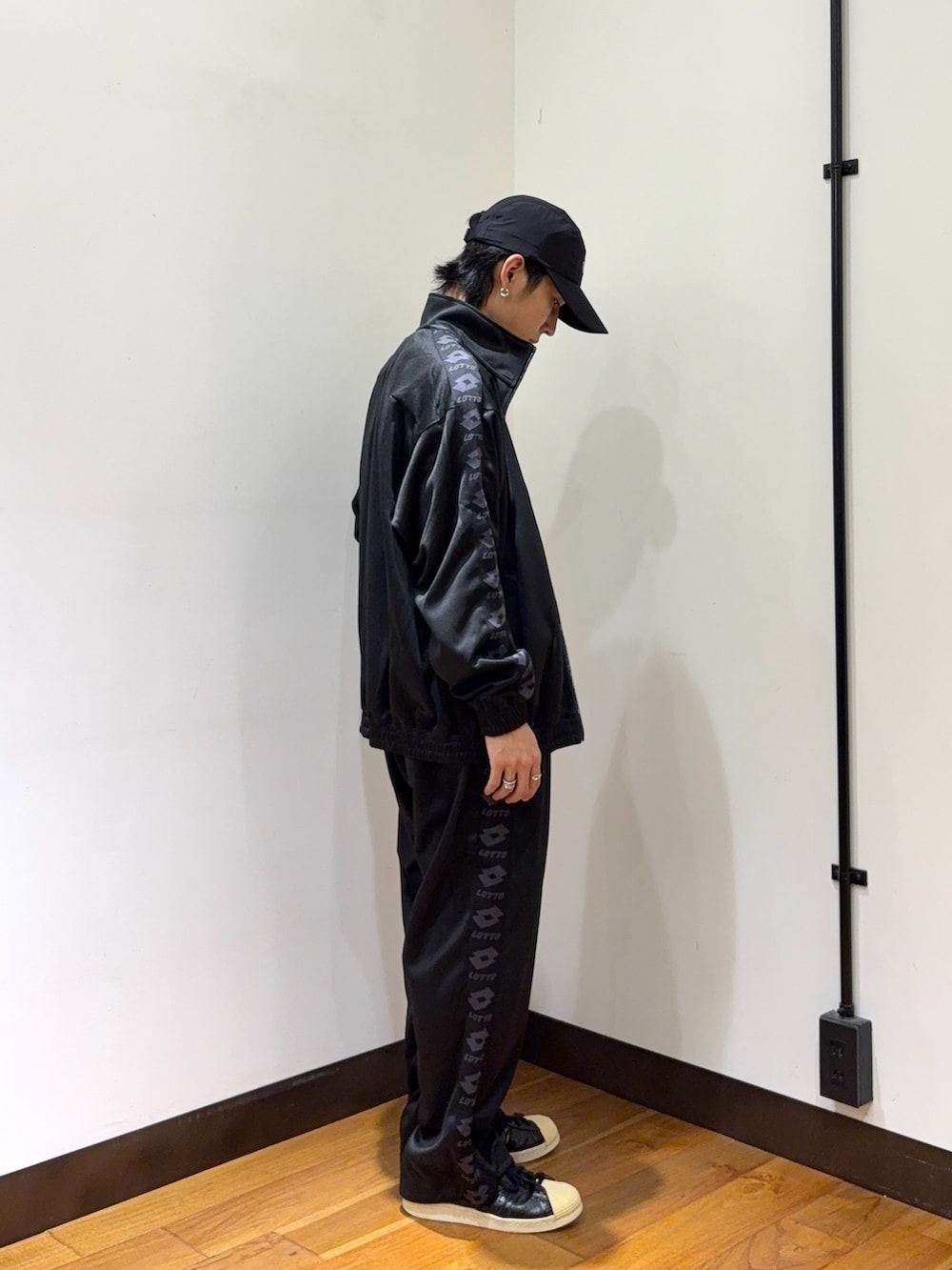 ブラック系のブルゾン、ホワイト系のTシャツ/カットソー、ブラック系のその他パンツを着用したメンズの秋コーディネートの4枚目の写真