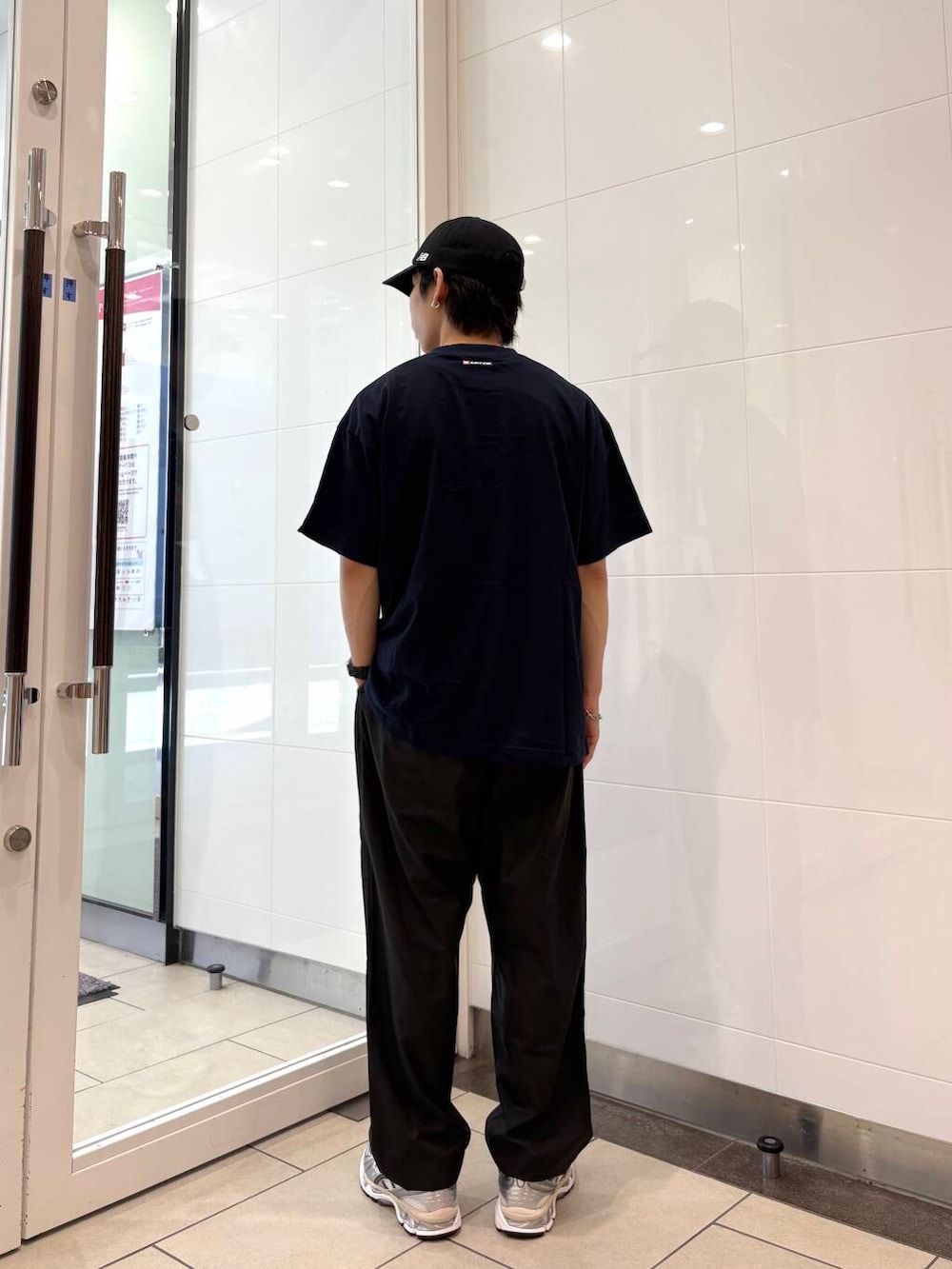 ホワイト系のスニーカー、ブラック系のその他パンツ、ブルー系のTシャツ/カットソーを着用したメンズの夏コーディネートの4枚目の写真