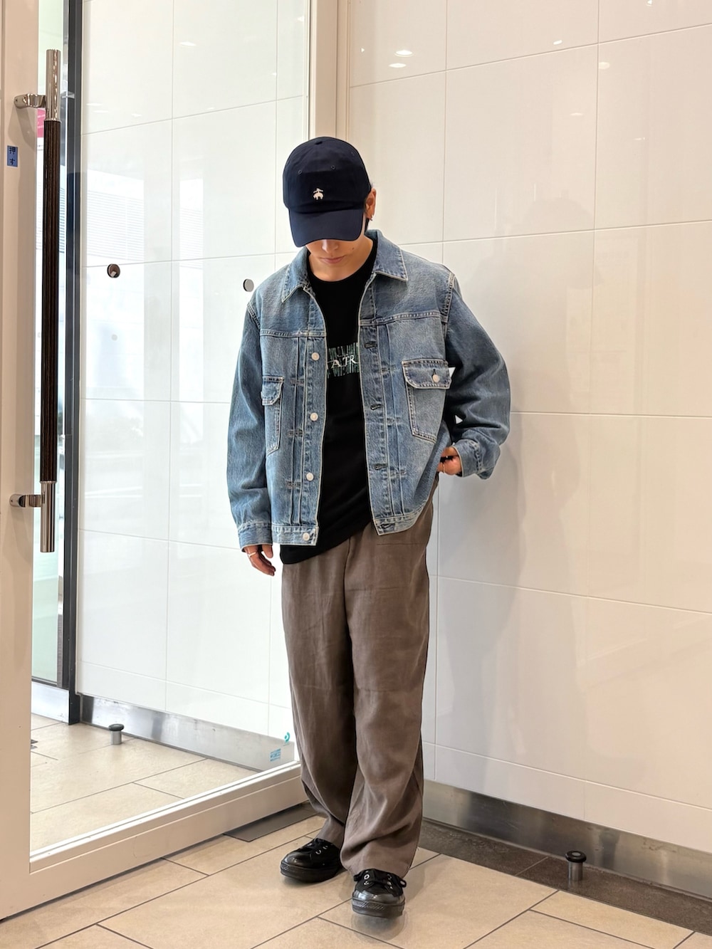 「今から使える秋の先取りコーデ、季節の変わり目羽織コーデ、newarrival、私のイチ推しブランド、ここでしか手に入らない別注アイテム、暑い、新作スニーカーコーデ、デニム、別注アイテム、初秋のパンツスタイル、新作デニムコーデ、秋服準備はじめました、旅行コーデ、帰省コーデ、アメカジ」|「URBAN RESEARCHの13.5oz DENIM TYPE 2nd JACKET(デニムジャケット、ブルー系)」を使った、オタケさん(メンズ・162cm)の夏コーディネートの5枚目の写真