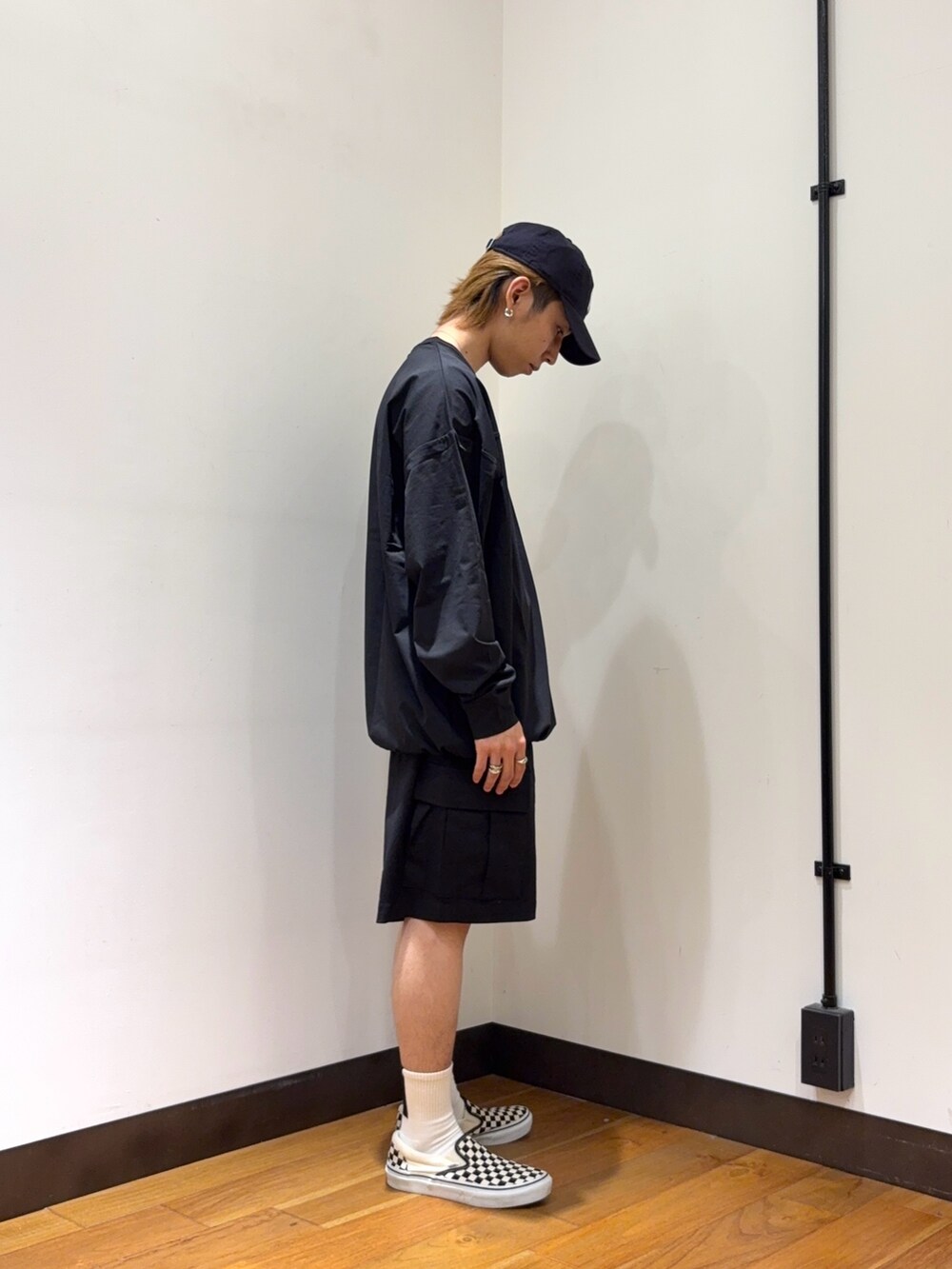 ブラック系のTシャツ/カットソー、ブラック系のその他パンツ、ホワイト系のソックス/靴下を着用したメンズの春コーディネートの4枚目の写真