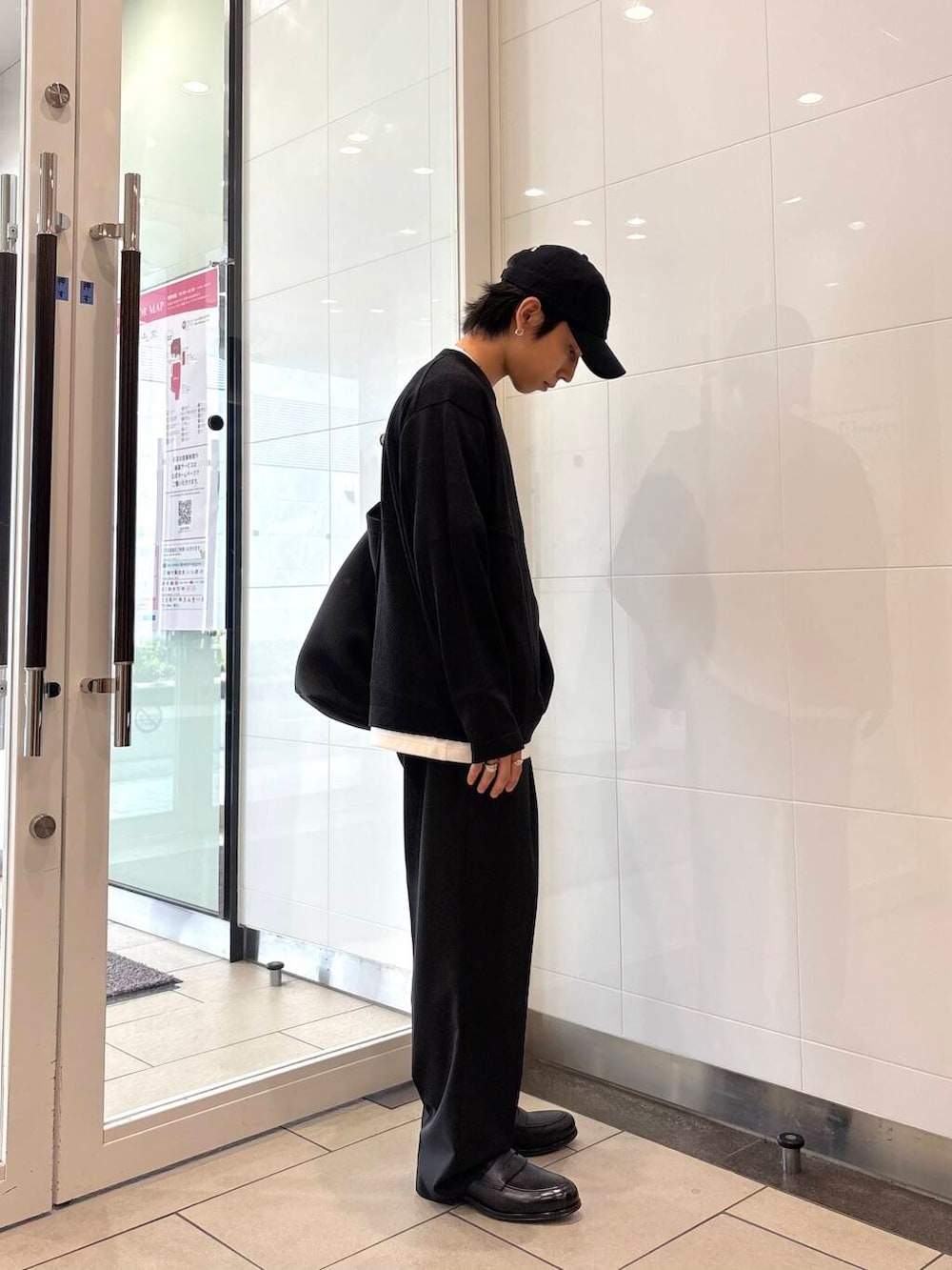 ブラック系のトートバッグ、ブラック系のニット/セーター、ブラック系のその他パンツを着用したメンズの夏コーディネートの4枚目の写真