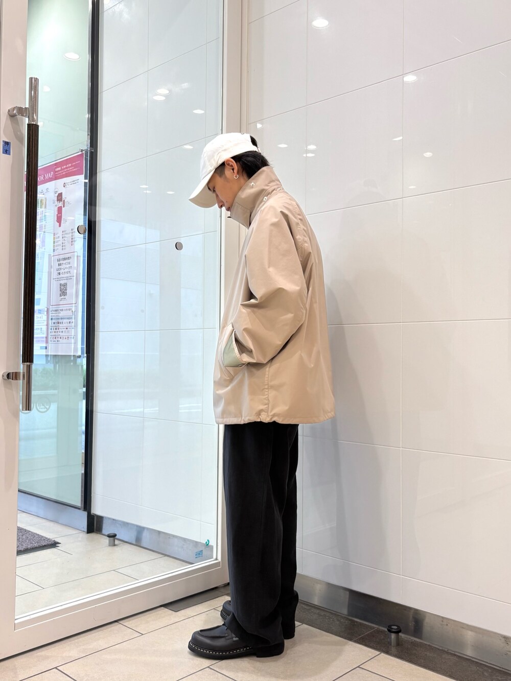 ベージュ系のナイロンジャケット、ブラック系のその他パンツ、ブラック系のその他シューズを着用したメンズの夏コーディネートの6枚目の写真