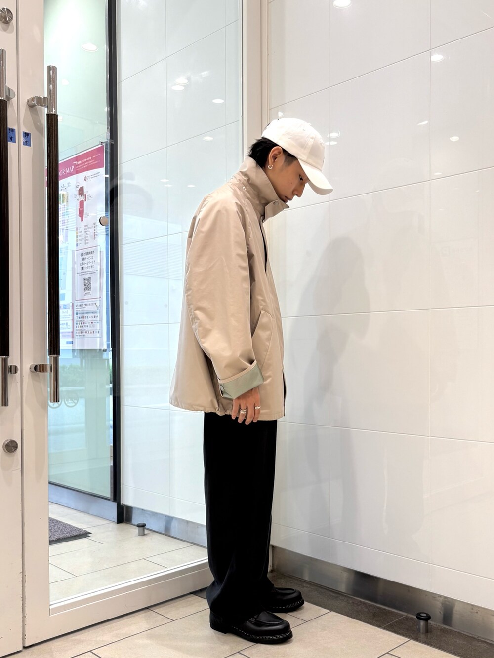 ベージュ系のナイロンジャケット、ブラック系のその他パンツ、ブラック系のその他シューズを着用したメンズの夏コーディネートの8枚目の写真