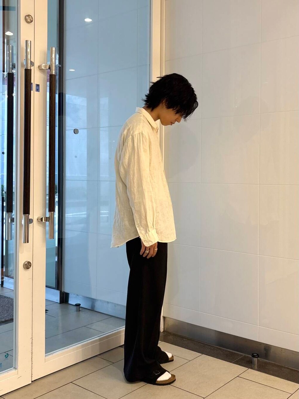 ブラック系のその他パンツ、ブラック系のサンダル、ホワイト系のシャツ/ブラウスを着用したメンズの夏コーディネートの4枚目の写真