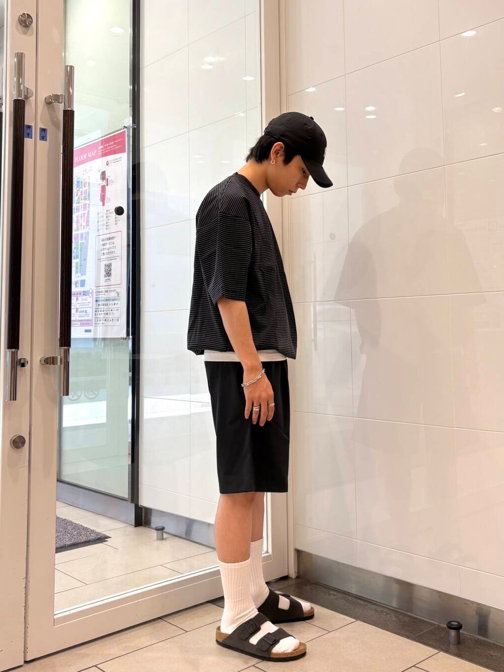 グレー系のサンダル、ブラック系のTシャツ/カットソー、グレー系のその他パンツを着用したメンズの夏コーディネートの5枚目の写真