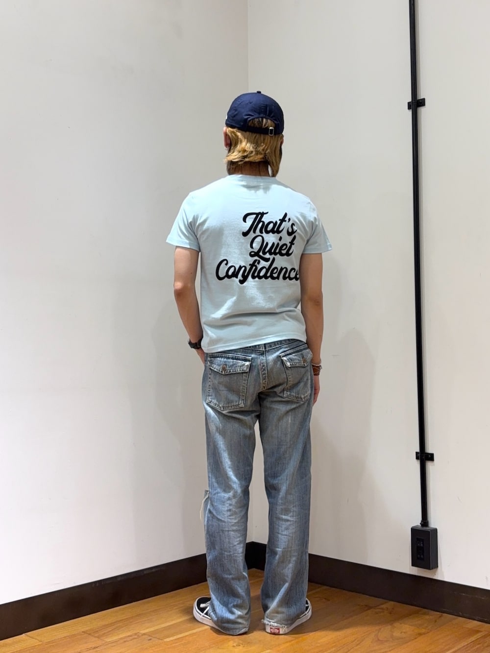 ブルー系のTシャツ/カットソー、ブラック系のスニーカー、ブルー系のキーホルダーを着用したメンズの夏コーディネートの3枚目の写真