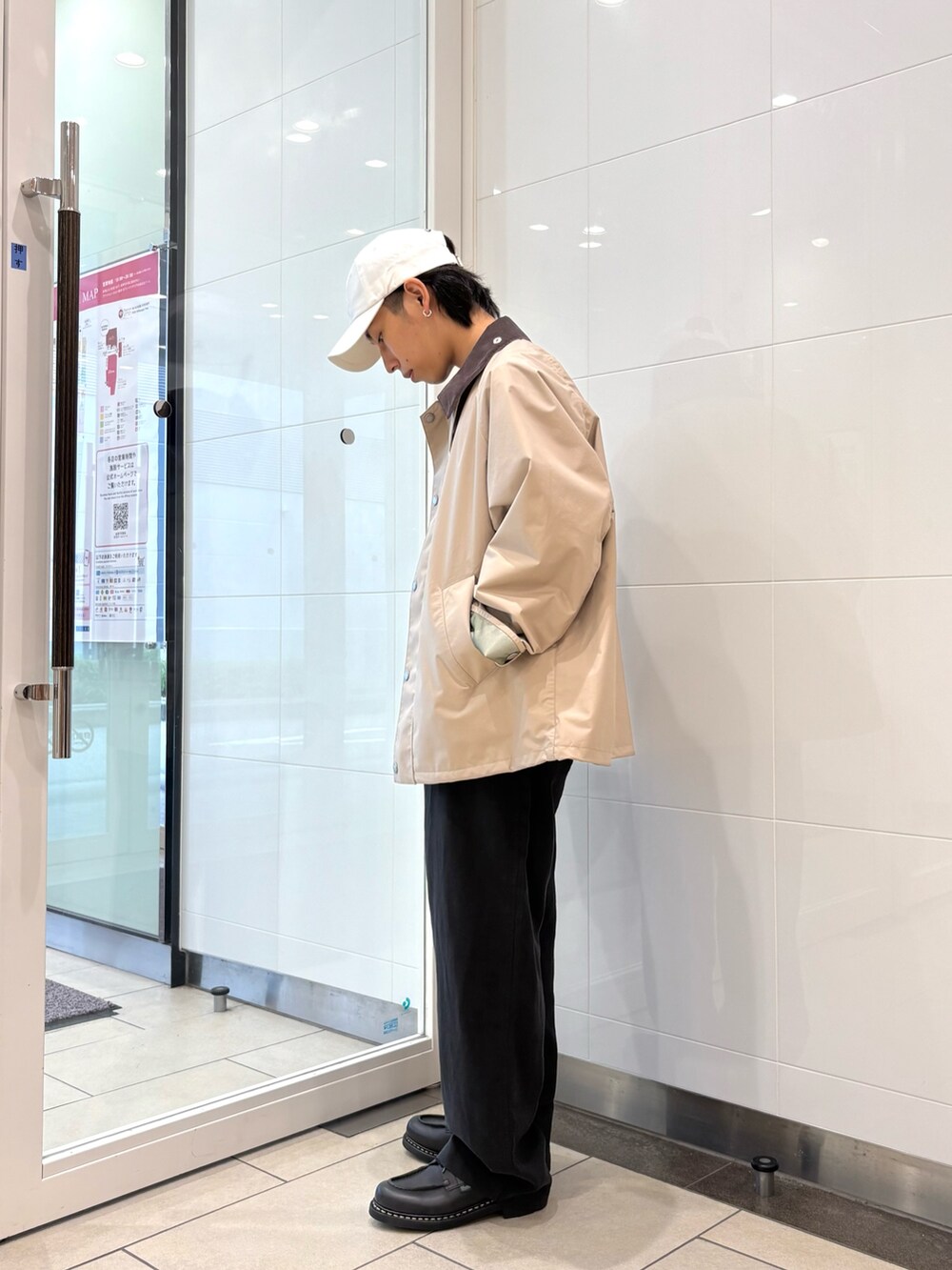 ベージュ系のナイロンジャケット、ブラック系のその他パンツ、ブラック系のその他シューズを着用したメンズの夏コーディネートの2枚目の写真