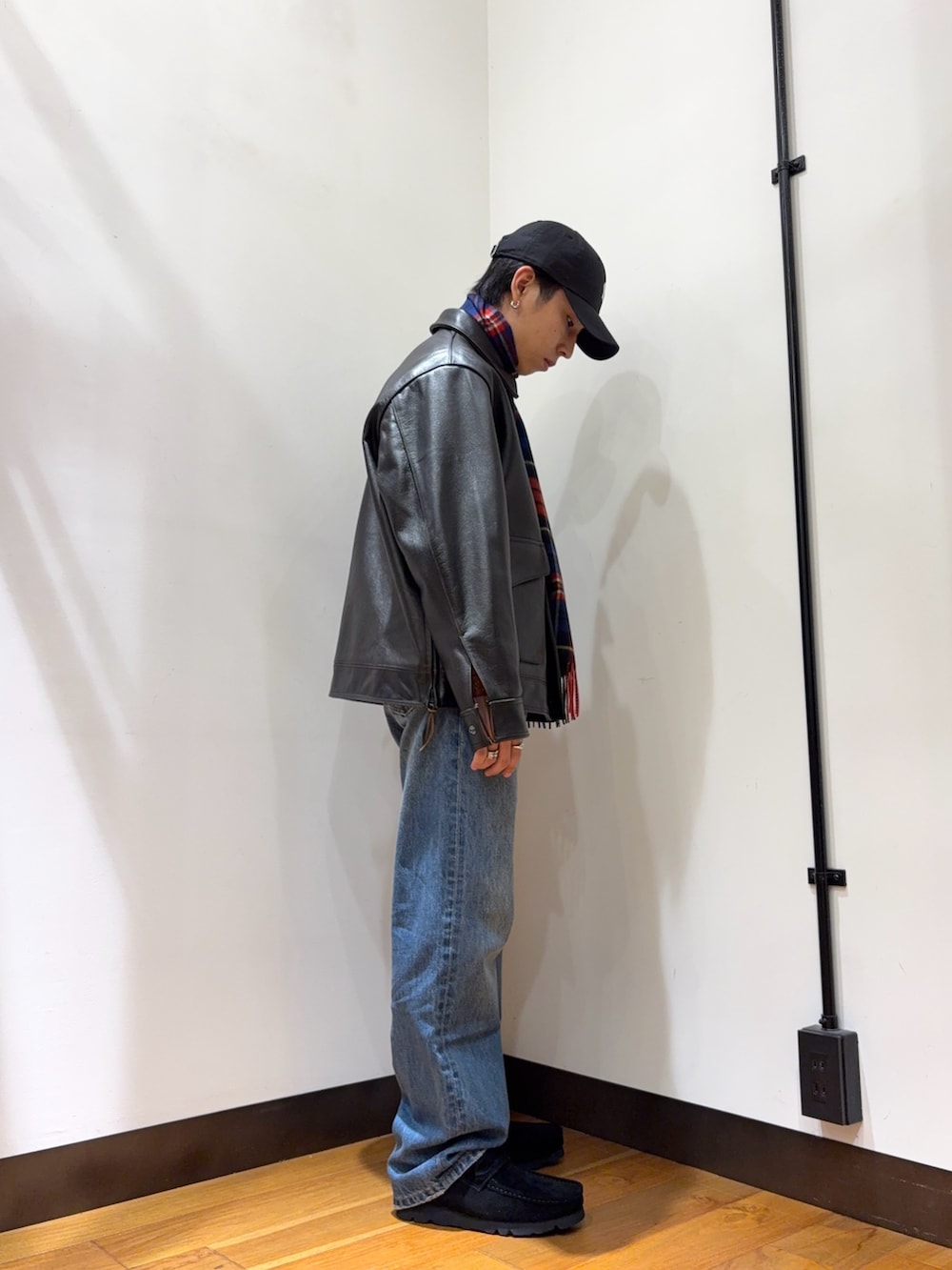 ブラウン系のその他アウター、ブルー系のデニムパンツ、ブラック系のその他シューズを着用したメンズの秋コーディネートの4枚目の写真