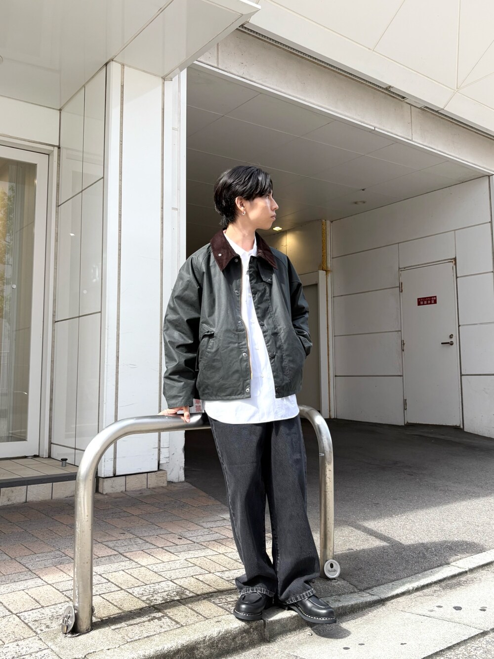 グリーン系のその他アウター、ホワイト系のシャツ/ブラウス、ブラック系のデニムパンツを着用したメンズの秋コーディネートの2枚目の写真