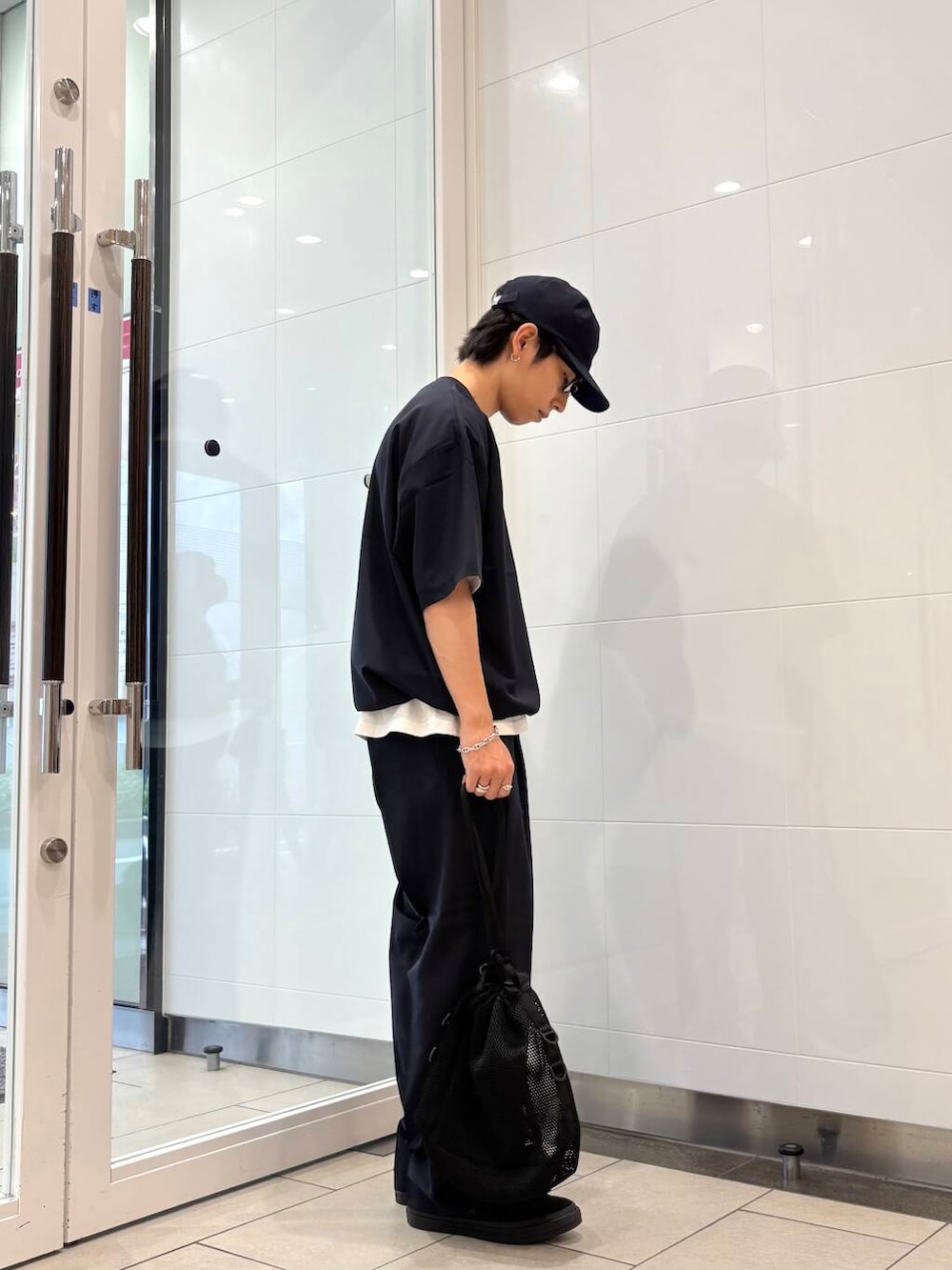 「セットアップ、カジュアル、レイヤードスタイル、低身長、夏コーデ、休日スタイル、フェスコーデ、リラックス、20代、リラックスコーデ、キャップコーデ、アーバンスタイル、メンズスニーカー、きれいめtシャツ、初夏のお出かけコーデ」|「KIJIMA TAKAYUKIのKIJIMA TAKAYUKI COTTON GABA 6PANEL CAP(キャップ、ブルー系)」を使った、オタケさん(メンズ・162cm)の春コーディネートの5枚目の写真