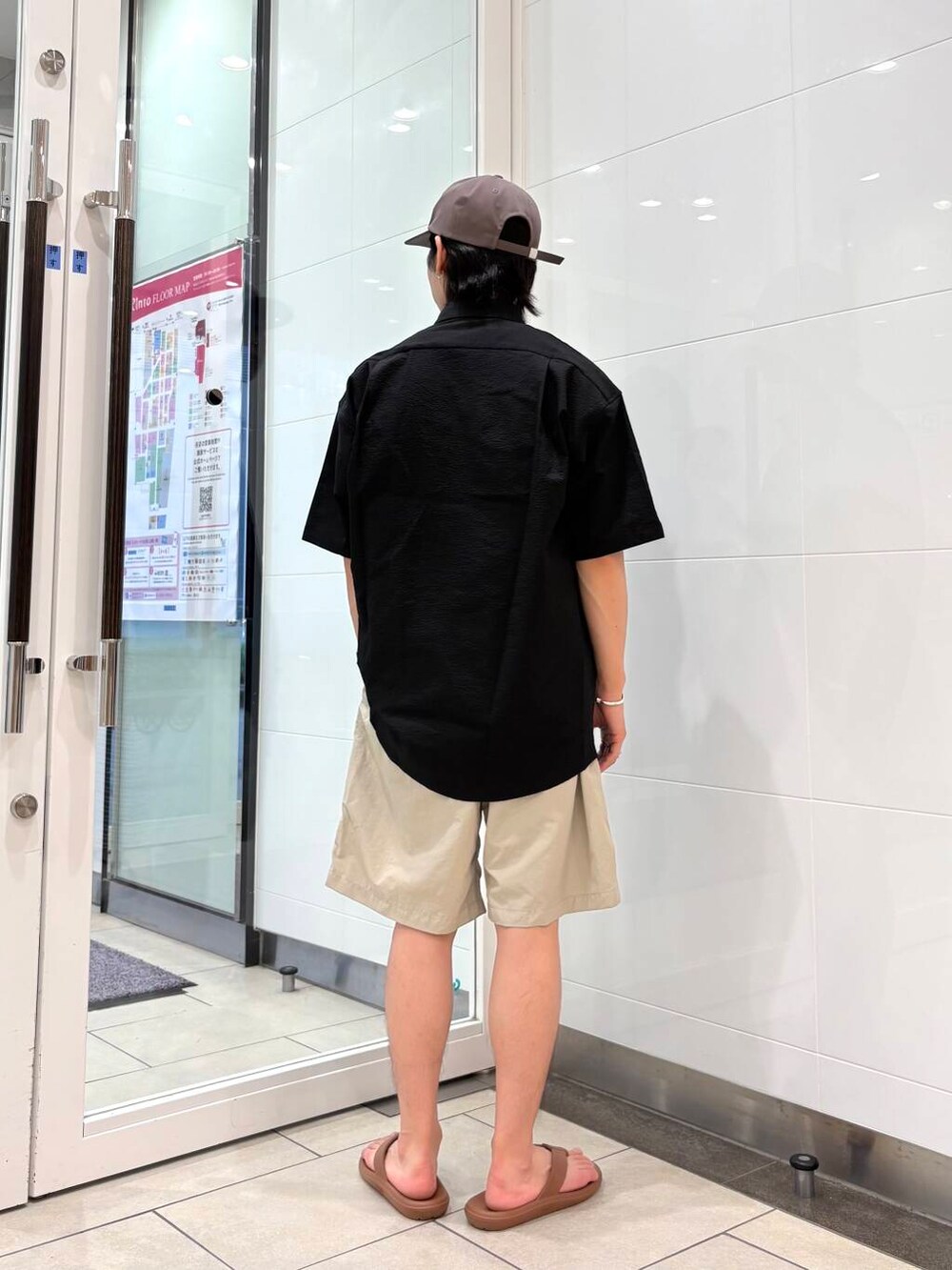 グレー系のその他パンツ、ブラック系のシャツ/ブラウス、ブラウン系のサンダルを着用したメンズの夏コーディネートの3枚目の写真