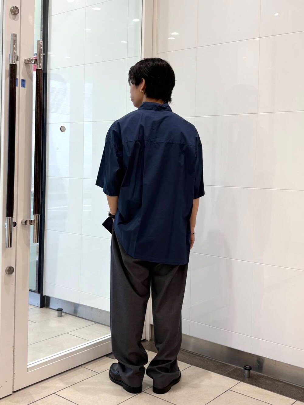 グレー系のその他パンツ、ブルー系のシャツ/ブラウス、ブラック系のドレスシューズを着用したメンズの夏コーディネートの3枚目の写真